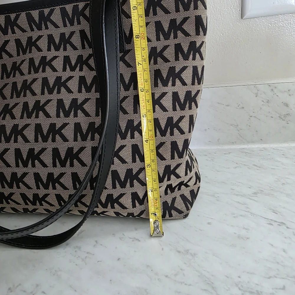 Michael kors medium signiture tote tan and black leather and gold accent - Picture 4 of 8